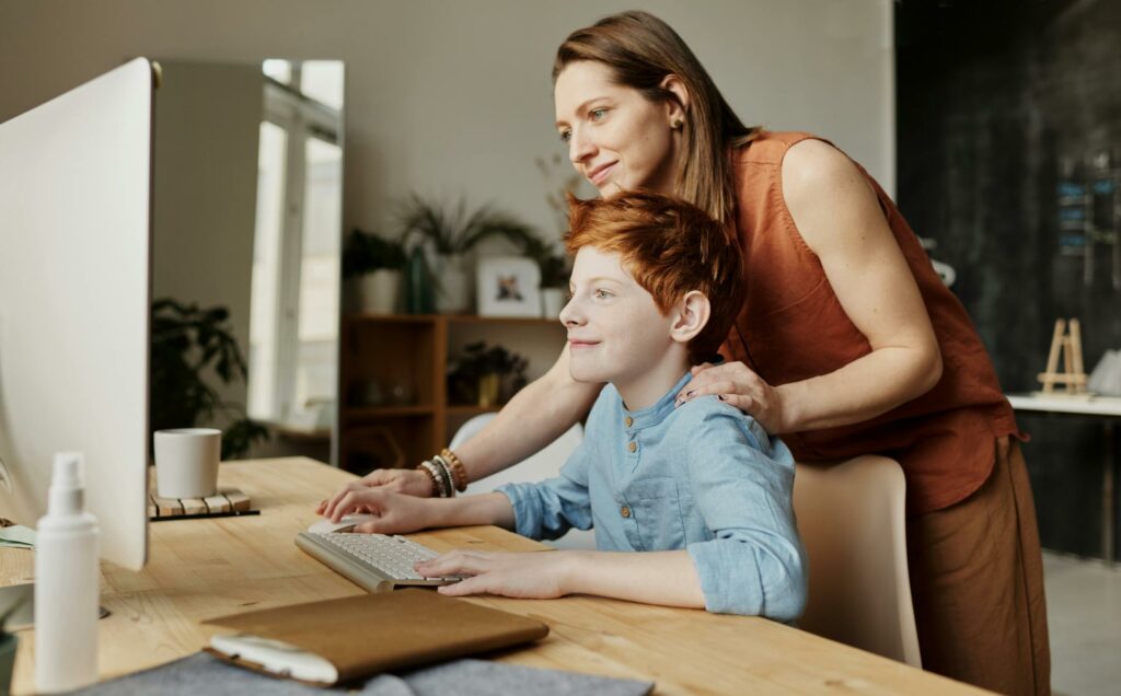 A parent helping their child in homeschooling. Finding the right lesson length is important in making the experience effective and enjoyable